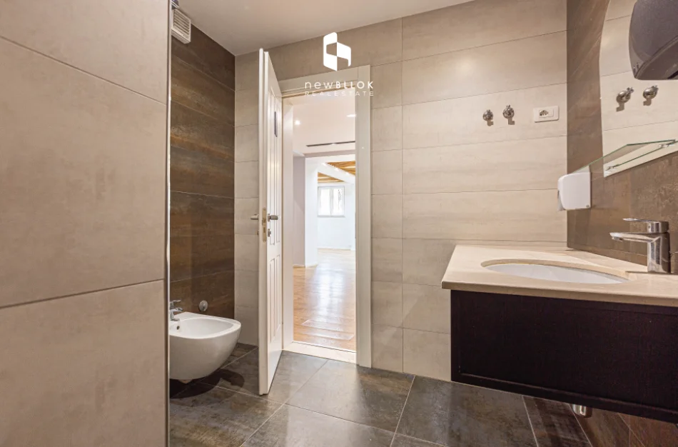 Jepet me qera zyre Luksoze E kompletuar 160 m2 ne BLLOK , Tek Vesa Center , Rruge Kryesore me fasade supet te gjere - 2,100 Euro/Muaj (NETO)