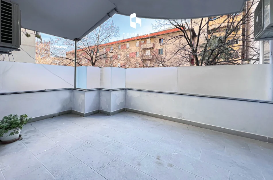 Jepet me qera zyre Luksoze E kompletuar 160 m2 ne BLLOK , Tek Vesa Center , Rruge Kryesore me fasade supet te gjere - 2,100 Euro/Muaj (NETO)