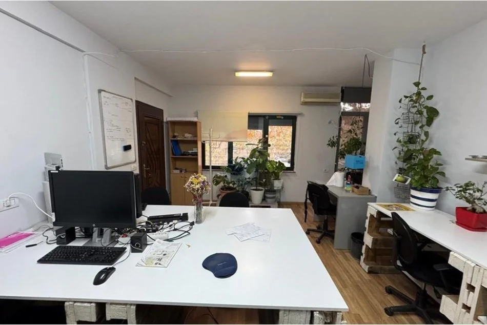 Tirane, jepet me qera zyre Kati 3, 30 m² 550 € (BLV ZOGU I)