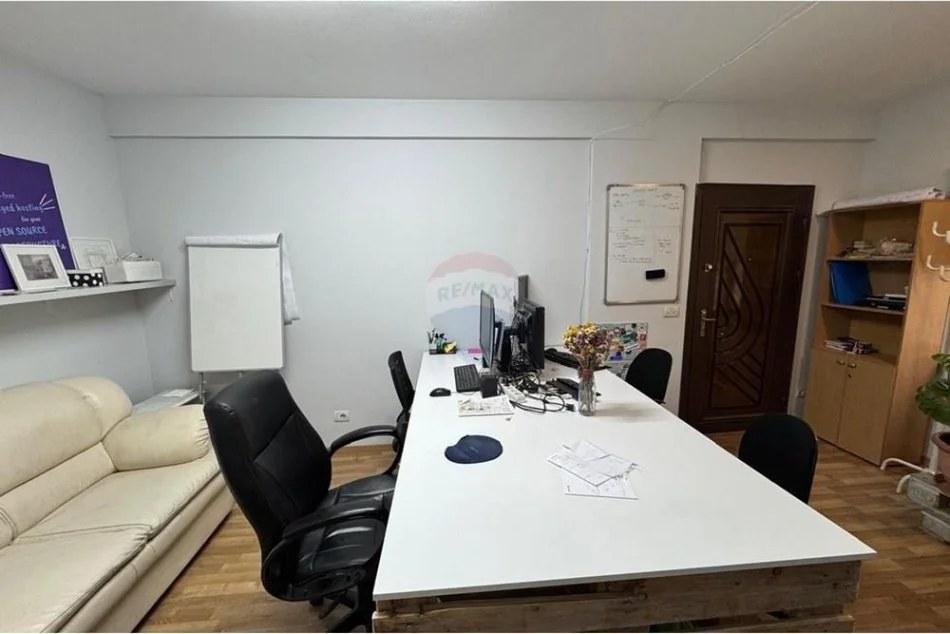 Tirane, jepet me qera zyre Kati 3, 30 m² 550 € (BLV ZOGU I)