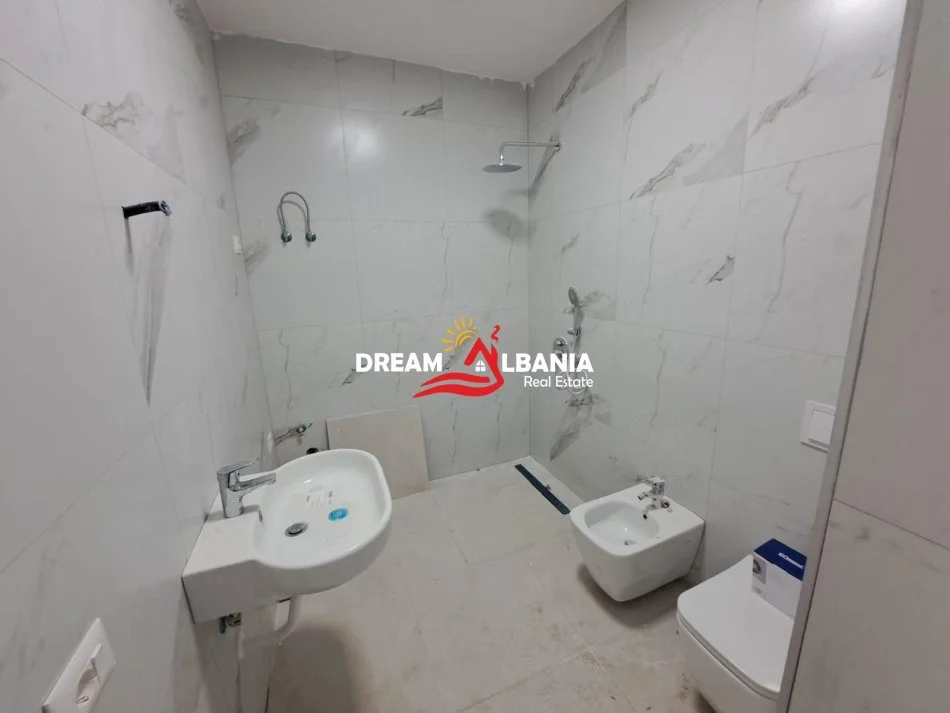 Tirane, jepet me qera zyre Kati 1, 72 m² 700 € (ne rrugen e Kavajes tek Tirana Garden Building)