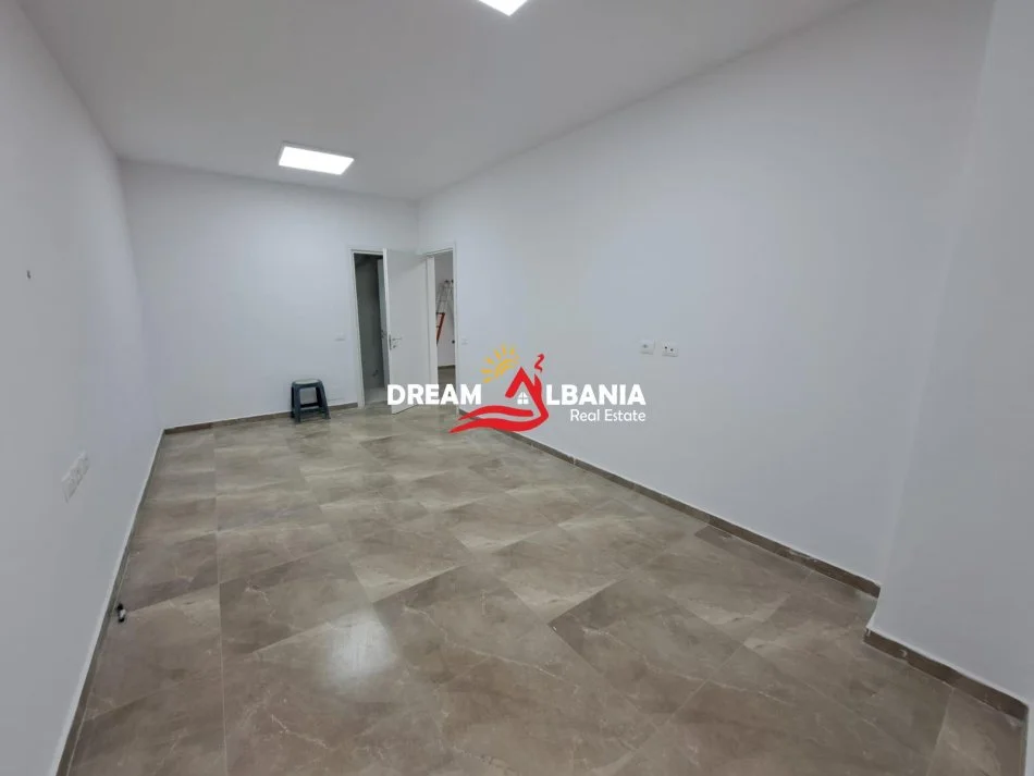 Tirane, jepet me qera zyre Kati 1, 72 m² 700 € (ne rrugen e Kavajes tek Tirana Garden Building)