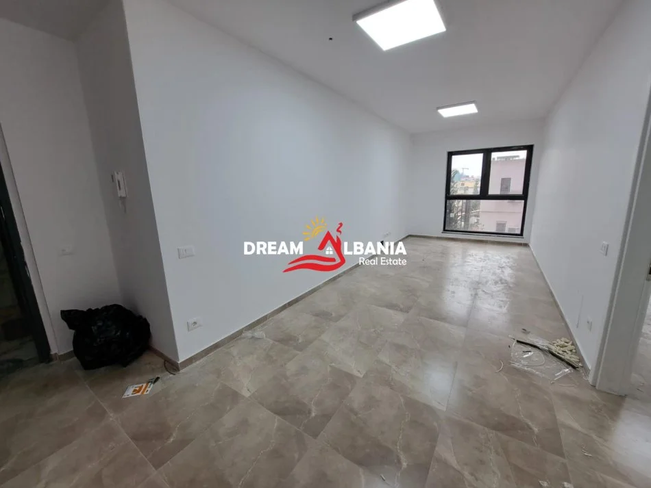 Tirane, jepet me qera zyre Kati 1, 72 m² 700 € (ne rrugen e Kavajes tek Tirana Garden Building)