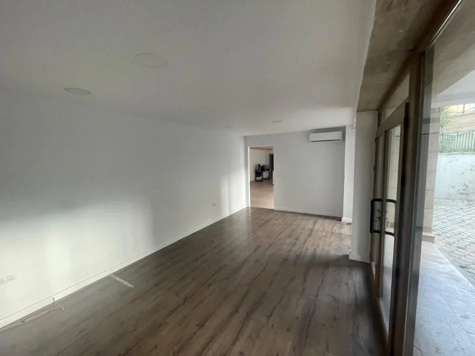 Tirane, jepet me qera ambjent biznesi Kati -1, 165 m² 1.700 € (Pazari i ri)