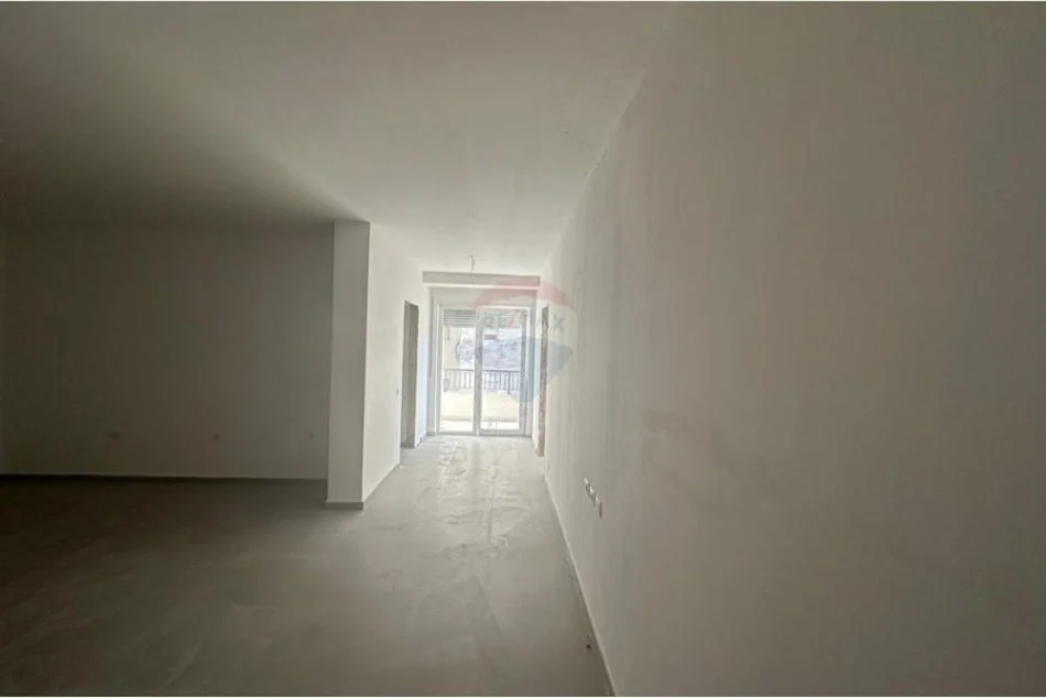 Tirane, jepet me qera zyre Kati 6, 75 m² 600 € (Qender)