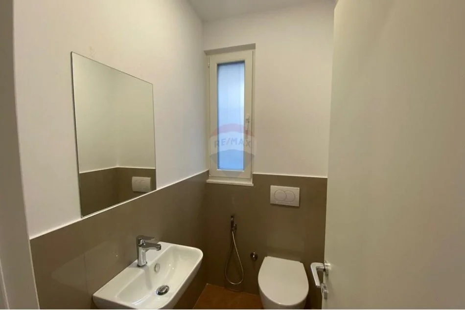 Tirane, jepet me qera zyre Kati 1, 16 m² 350 € (Qemal Stafa)