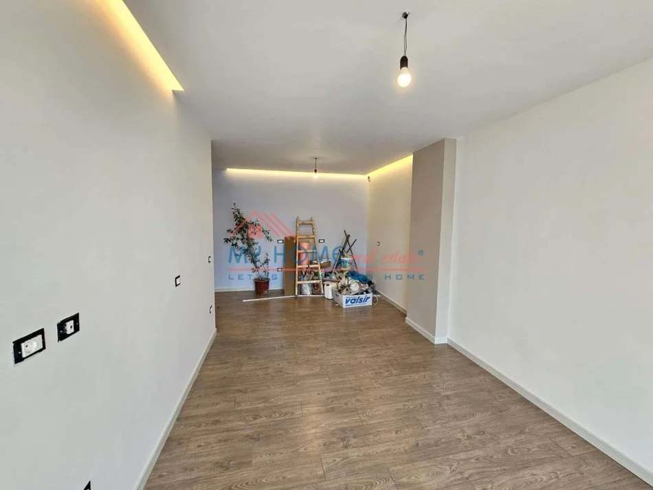 Tirane, jepet me qera ambjent biznesi Kati 2, 130 m² 850 € (Zogu i Zi)