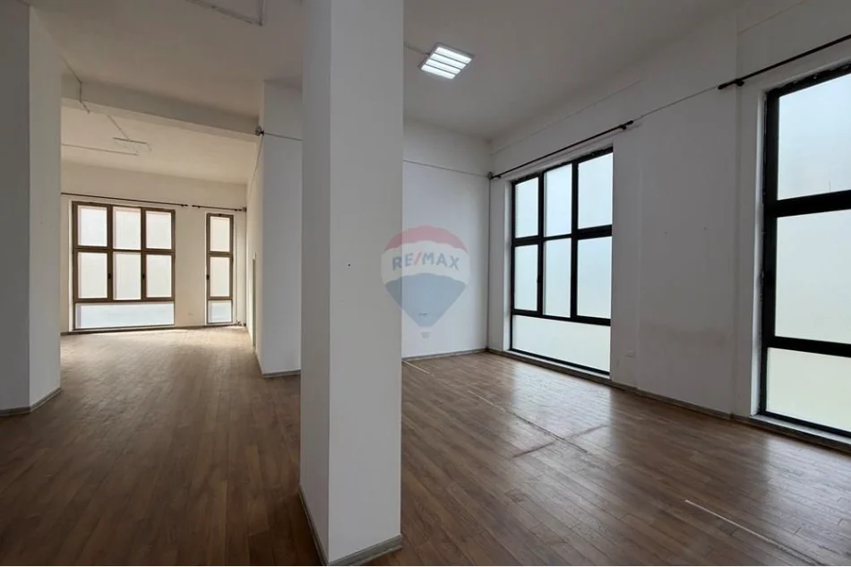 Tirane, jepet me qera zyre Kati 1, 220 m² 1.500 € (ISH PROFARMA)