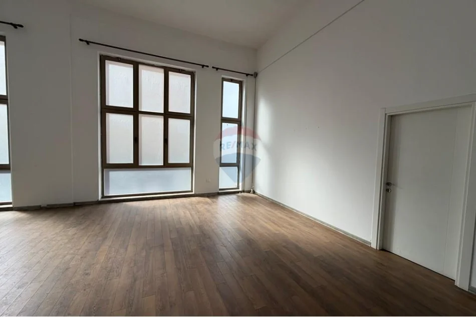 Tirane, jepet me qera zyre Kati 1, 220 m² 1.500 € (ISH PROFARMA)