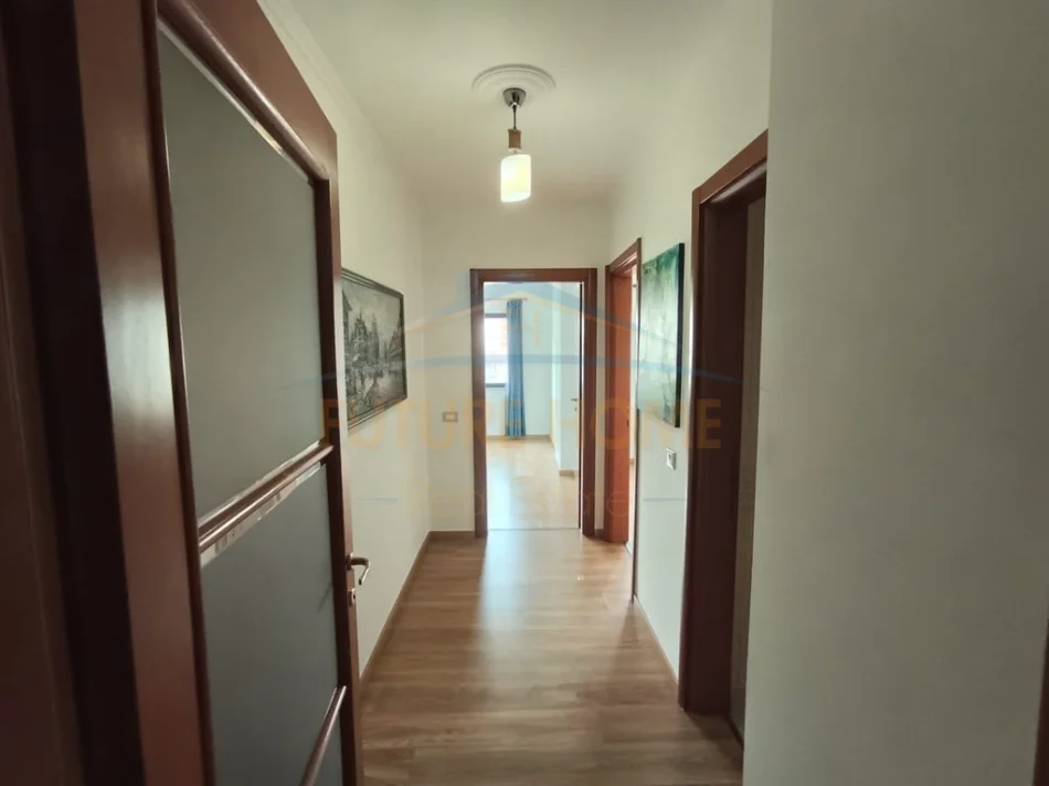Tirane, jepet me qera zyre Kati 7, 107 m² 1.300 € (BLLOK)