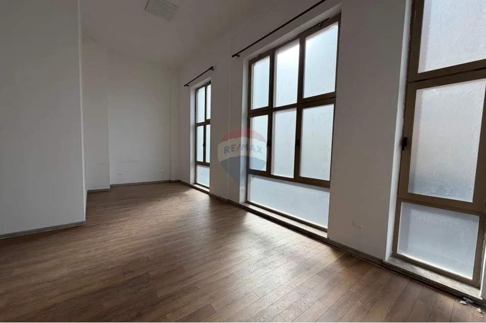 Tirane, jepet me qera zyre Kati 1, 220 m² 1.500 € (ISH PROFARMA)