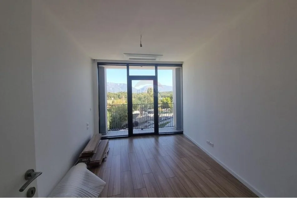 Tirane, jepet me qera zyre Kati 1, 93 m² 1.500 € (Lake View, Liqeni i Tiranes)