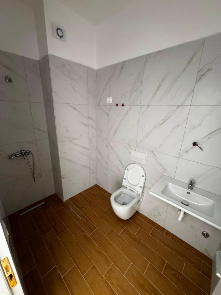 Tirane, jepet me qera zyre Kati 9, 120 m² 980 € (Bulevardi i Ri)