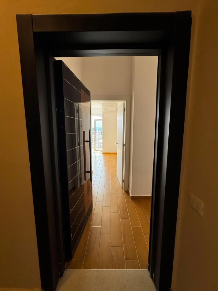Tirane, jepet me qera zyre Kati 9, 120 m² 980 € (Bulevardi i Ri)