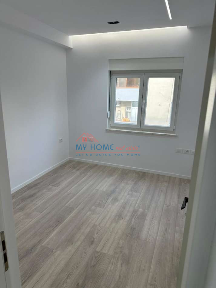 Tirane, jepet me qera zyre Kati 4, 62 m² 800 € (Bllok)