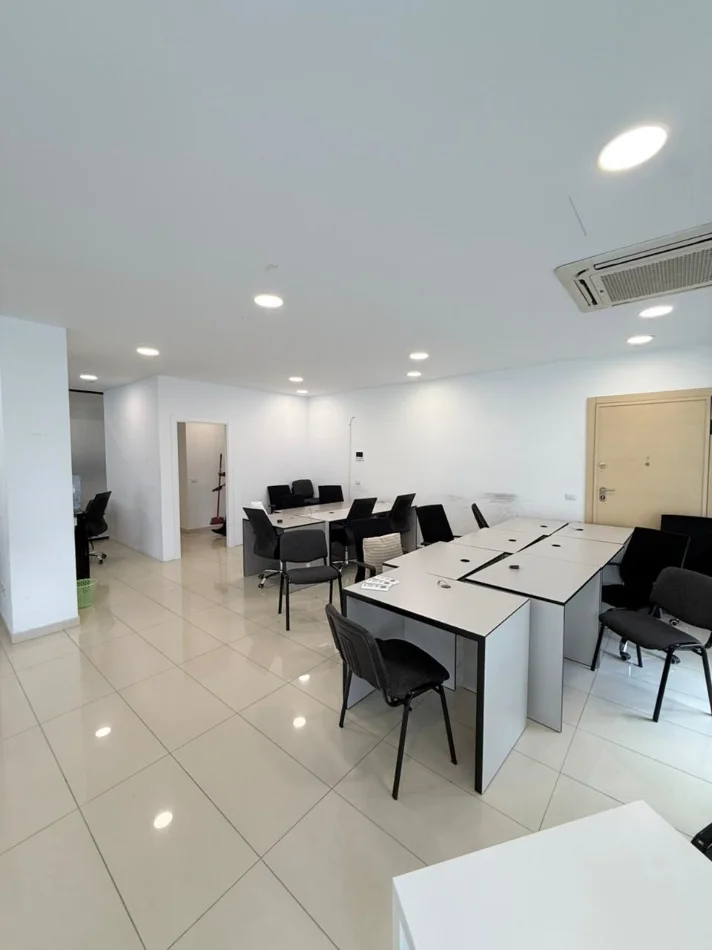 Tirane, jepet me qera zyre Kati 6, 187 m² 2.500 € (RRUGA E KAVAJES)