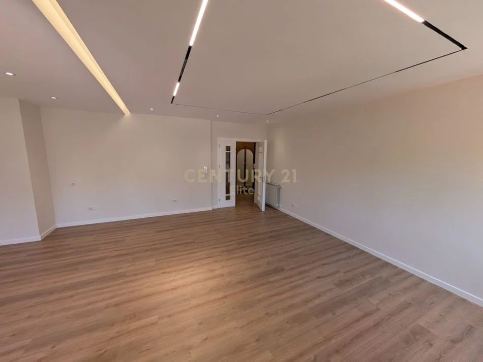Tirane, jepet me qera zyre Kati 4, 133 m² 1.500 € 