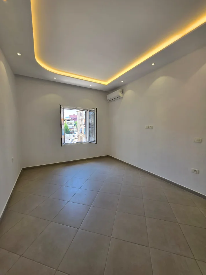 Me Qera: ZYRË - 80m2 (kati 5 pallat ekzistues) 📍Garda / Liqeni artificial | 4 Ambjente pune (3+1+2ballkone) 100 % E Re🔥 70.000 Lekë/Muaj