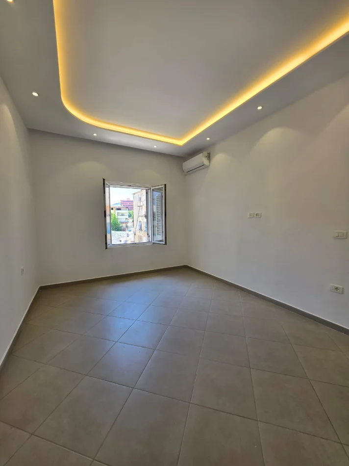 Me Qera: ZYRË - 80m2 (kati 5 pallat ekzistues) 📍Garda / Liqeni artificial | 4 Ambjente pune (3+1+2ballkone) 100 % E Re🔥 70.000 Lekë/Muaj