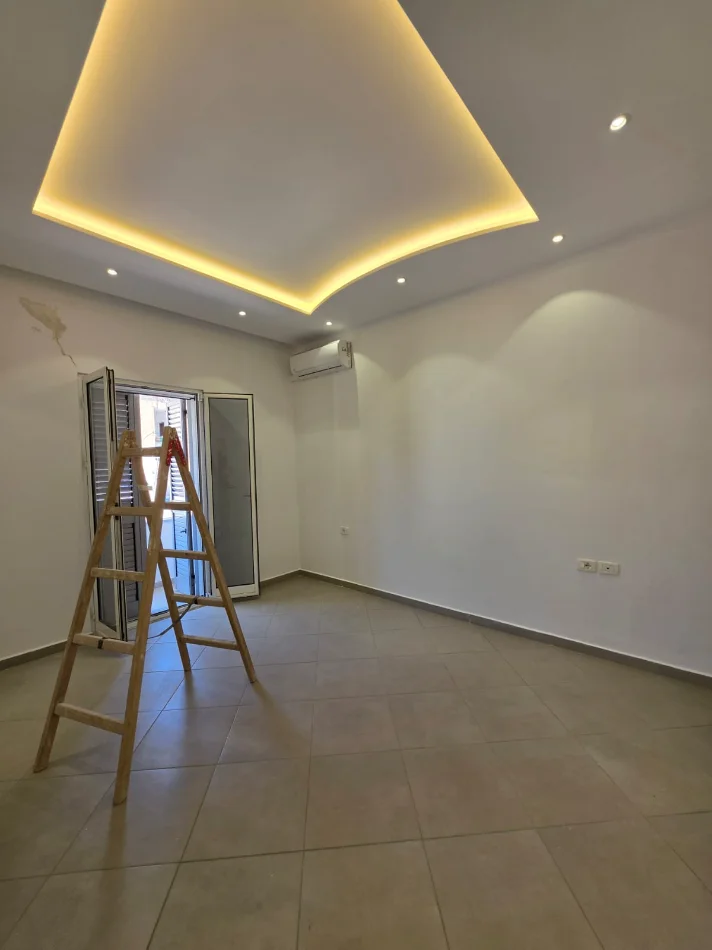 Me Qera: ZYRË - 80m2 (kati 5 pallat ekzistues) 📍Garda / Liqeni artificial | 4 Ambjente pune (3+1+2ballkone) 100 % E Re🔥 70.000 Lekë/Muaj