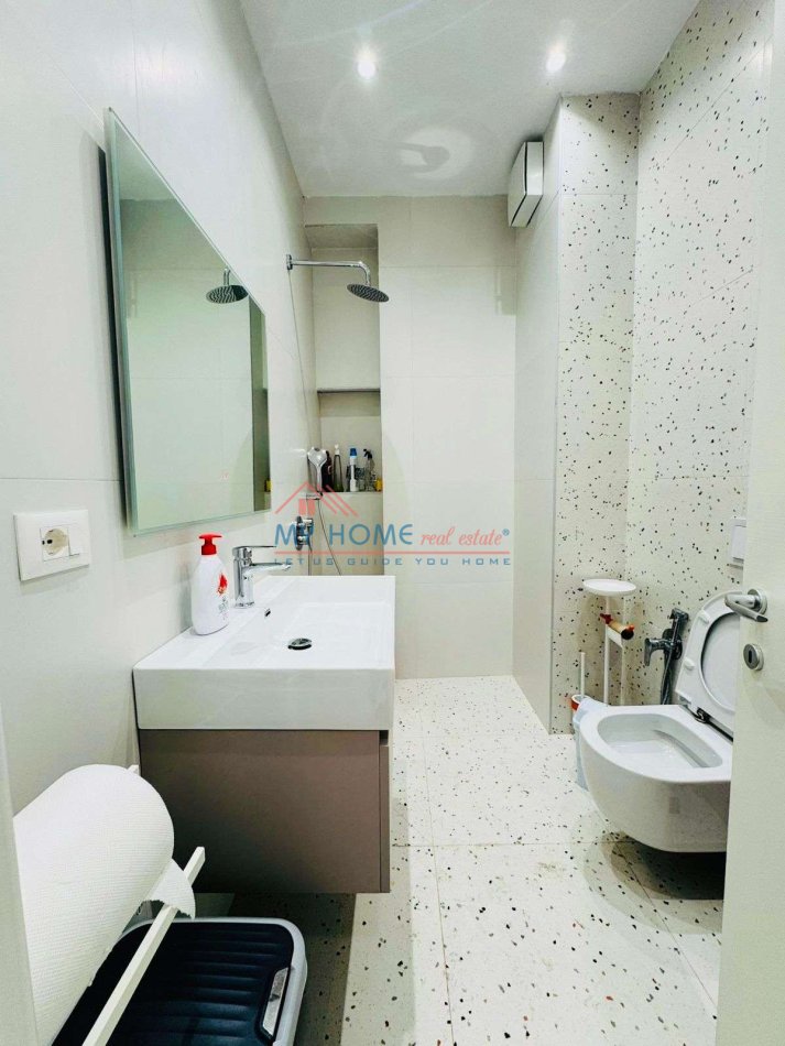 Tirane, jepet me qera zyre Kati 6, 70 m² 900 € (Rruga e Kavajes)