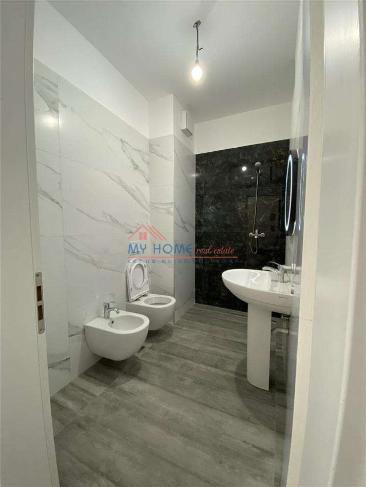 Tirane, jepet me qera zyre Kati 6, 70 m² 700 € (Rruga Tish Dahia)