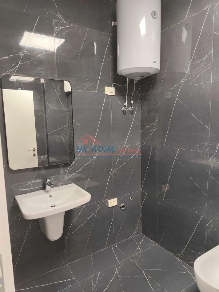 Tirane, jepet me qera zyre Kati 6, 75 m² 600 € (Mine Peza)