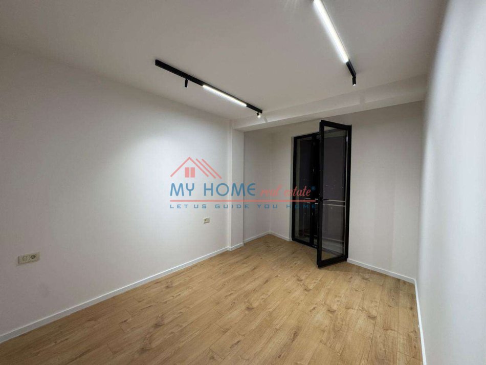 Tirane, jepet me qera zyre Kati 14, 94 m² 1.000 € (Rruga Mine Peza)