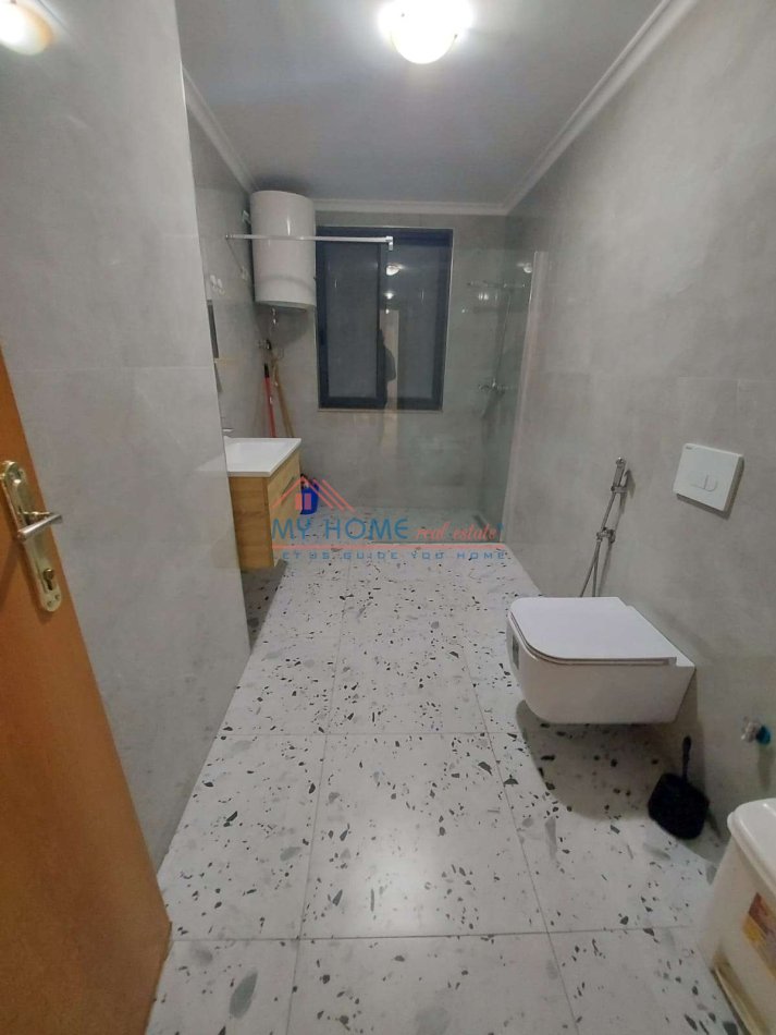 Tirane, jepet me qera zyre Kati 2, 127 m² 720 € (Rruga e Barrikadave)