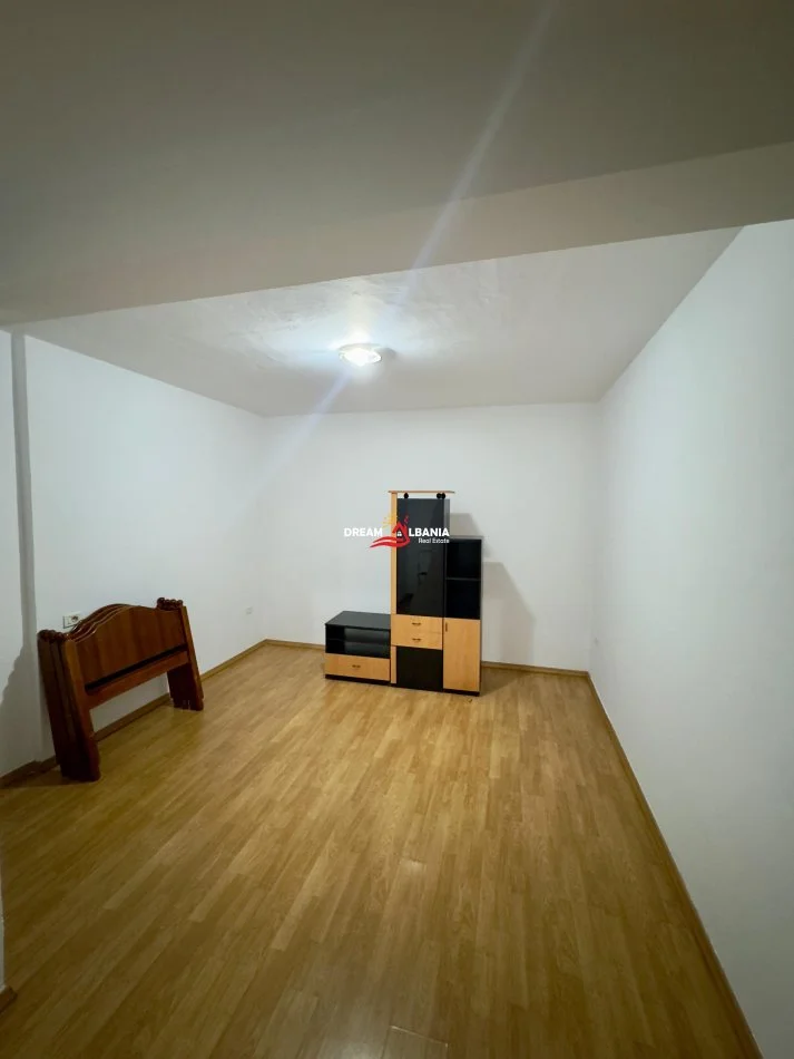Tirane, jepet me qera zyre , 80 m² 600 € (Ne Zonen e Pazarit te Ri, prane “Lincoln Center”)