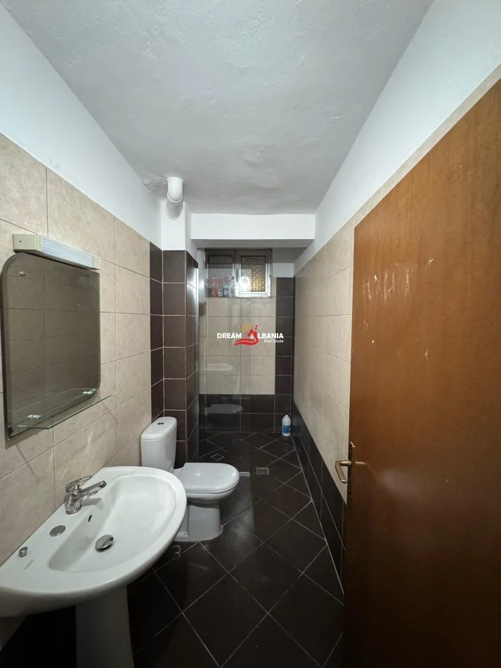 Tirane, jepet me qera zyre , 80 m² 600 € (Ne Zonen e Pazarit te Ri, prane “Lincoln Center”)