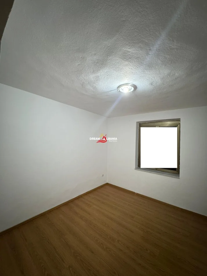 Tirane, jepet me qera zyre , 80 m² 600 € (Ne Zonen e Pazarit te Ri, prane “Lincoln Center”)