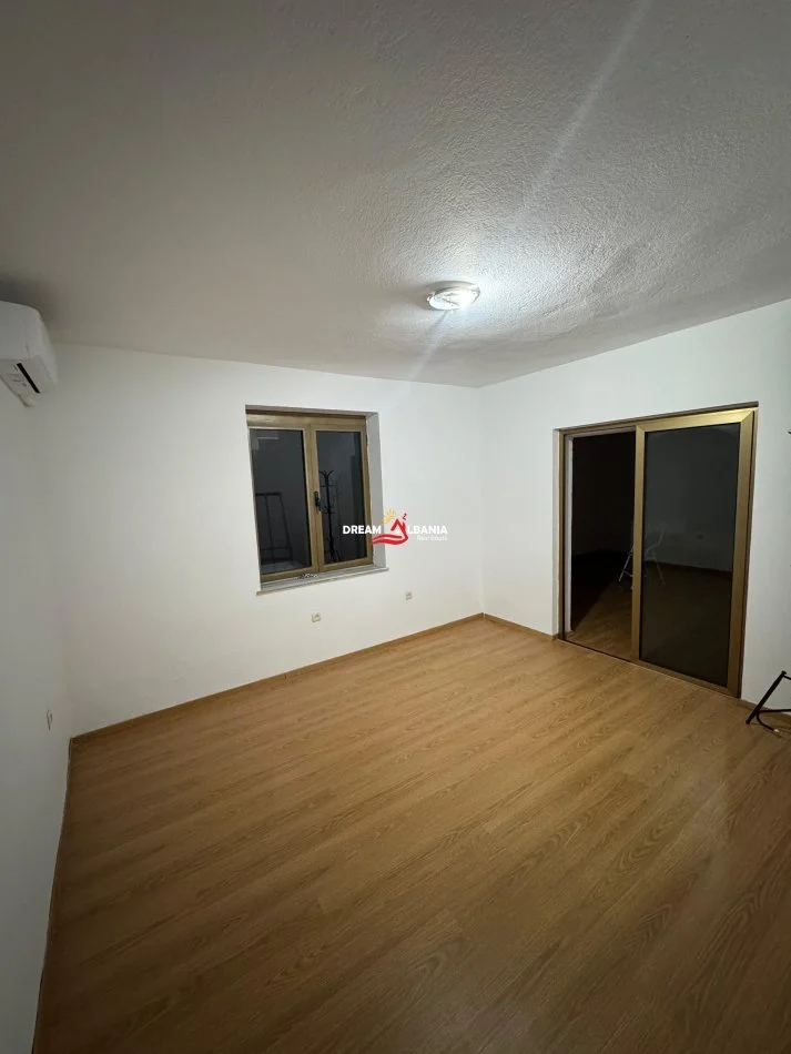 Tirane, jepet me qera zyre , 80 m² 600 € (Ne Zonen e Pazarit te Ri, prane “Lincoln Center”)