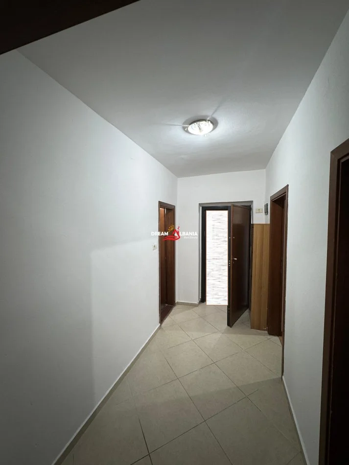 Tirane, jepet me qera zyre , 80 m² 600 € (Ne Zonen e Pazarit te Ri, prane “Lincoln Center”)