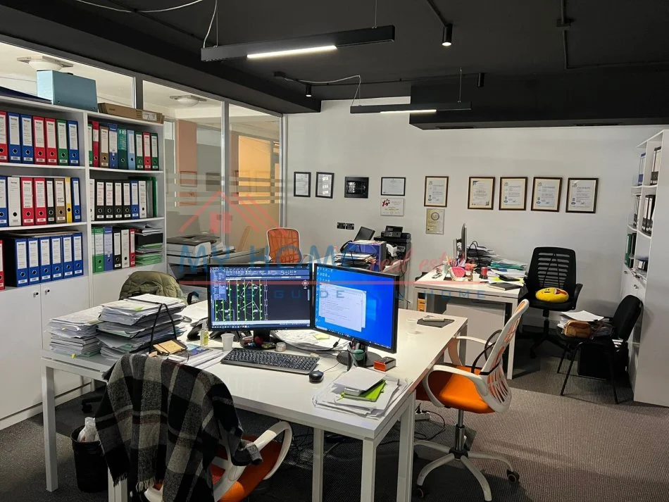 Tirane, jepet me qera zyre Kati 2, 72 m² 1.000 € (Pazari i Ri)