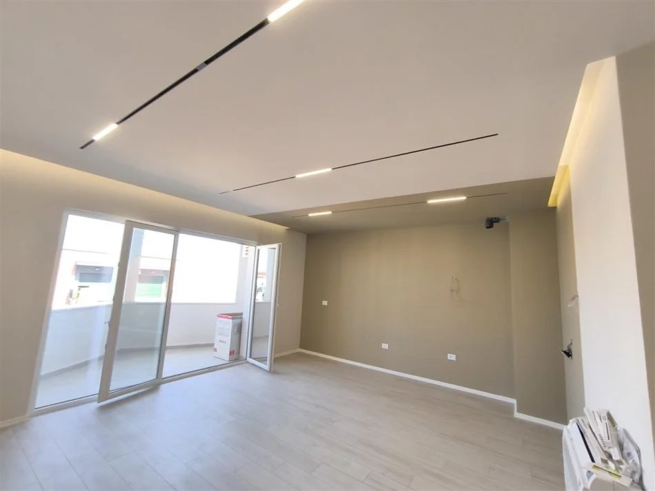 Tirane, jepet me qera ambjent biznesi Kati 7, 100 m² 550 € (rruga Teodor Keko)