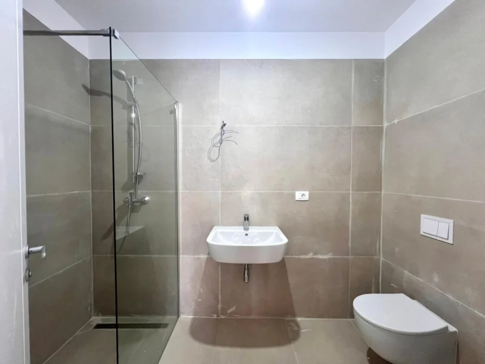 Me Qira: Zyre Gjigande | 3 Ambiente Pune + 1P.Parkimi  (128m2) 📍Rr. Elbasanit - Rr. Faik Konica, fasade nga Rruga || 180,000 Leke/muaj