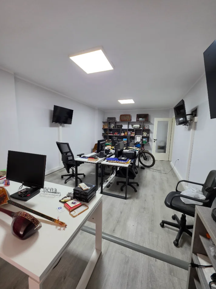 ● ZYRË : 110 m² Kati 1 Teknik (📍Petro Nini - Sheshi Willson ) 3 Ambiente Pune🌐 3 AC, I Mobiluar për ZYRË 😲 1000€ NETO/Muaj 🔥