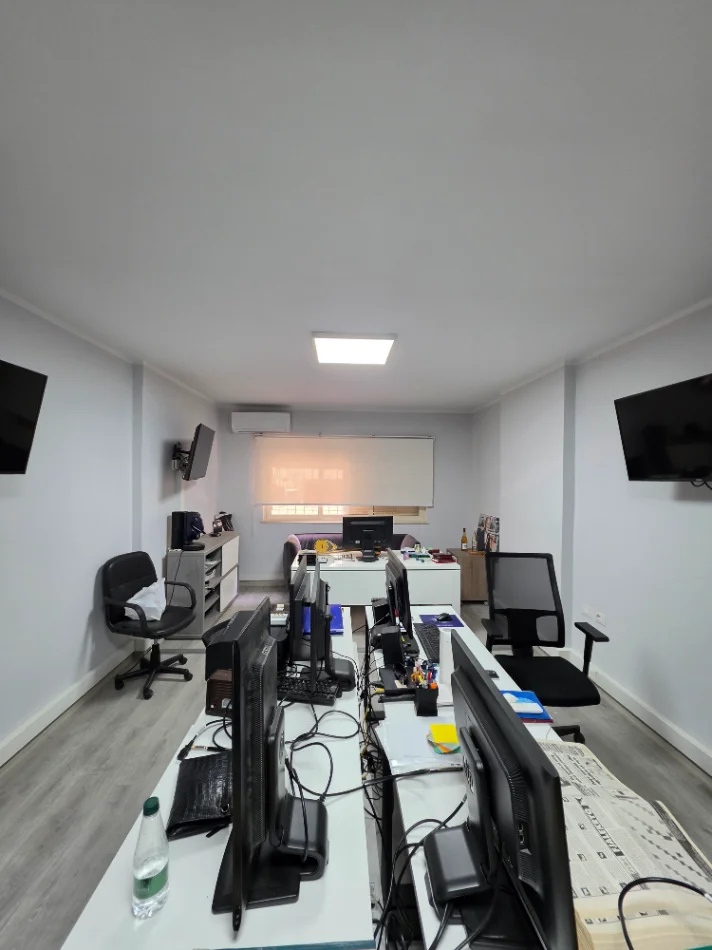 ● ZYRË : 110 m² Kati 1 Teknik (📍Petro Nini - Sheshi Willson ) 3 Ambiente Pune🌐 3 AC, I Mobiluar për ZYRË 😲 1000€ NETO/Muaj 🔥