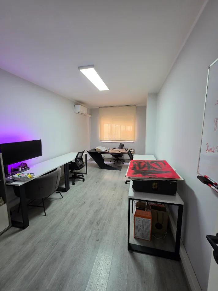 ● ZYRË : 110 m² Kati 1 Teknik (📍Petro Nini - Sheshi Willson ) 3 Ambiente Pune🌐 3 AC, I Mobiluar për ZYRË 😲 1000€ NETO/Muaj 🔥