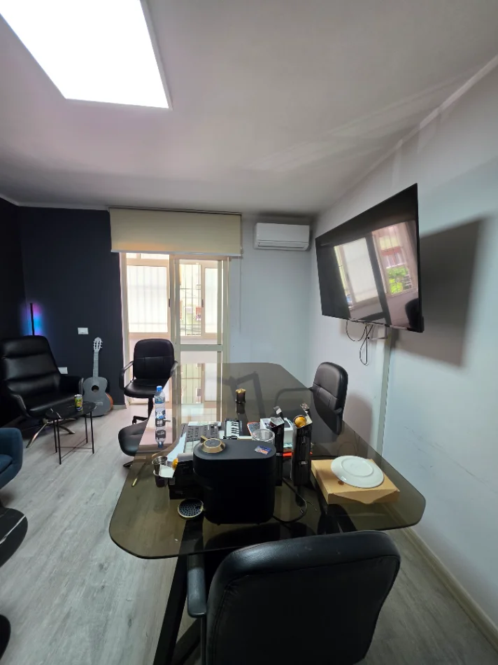 ● ZYRË : 110 m² Kati 1 Teknik (📍Petro Nini - Sheshi Willson ) 3 Ambiente Pune🌐 3 AC, I Mobiluar për ZYRË 😲 1000€ NETO/Muaj 🔥