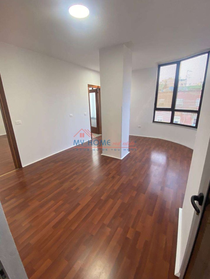 Tirane, jepet me qera zyre Kati 4, 120 m² 1.500 € (Sheshi Willson)