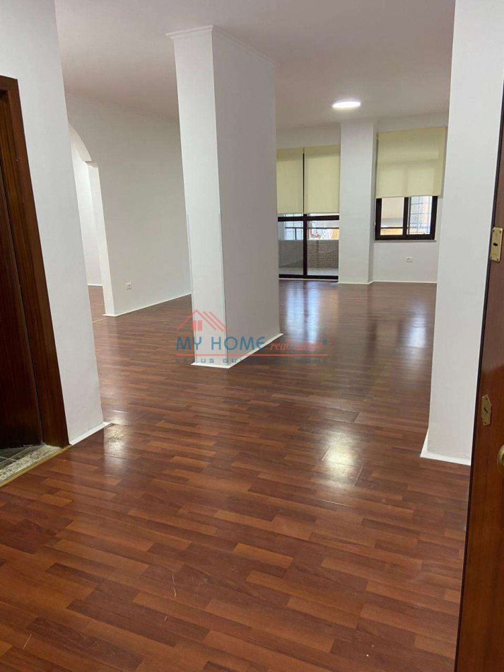 Tirane, jepet me qera zyre Kati 4, 120 m² 1.500 € (Sheshi Willson)