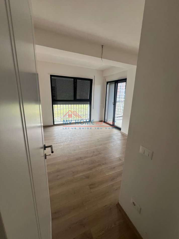 Tirane, jepet me qera zyre Kati 6, 98 m² 670 € (Bulevardi i Ri)
