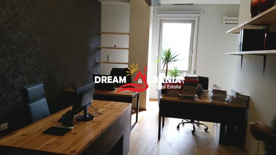 Tirane, jepet me qera zyre Kati 4, 131 m² 1.800 € (prane Gardes)