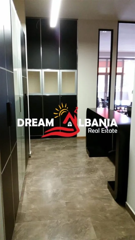 Tirane, jepet me qera zyre Kati 4, 131 m² 1.800 € (prane Gardes)