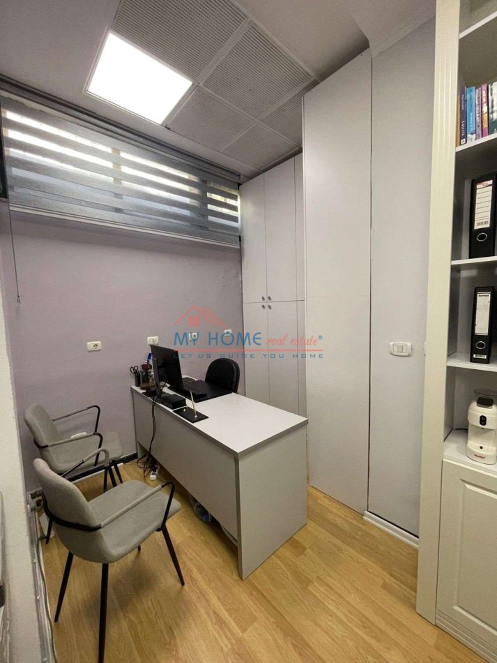 Tirane, jepet me qera zyre Kati 1, 30 m² 300 € (Ish Ekspozita)