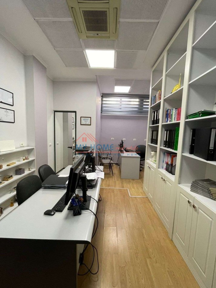 Tirane, jepet me qera zyre Kati 1, 30 m² 300 € (Ish Ekspozita)