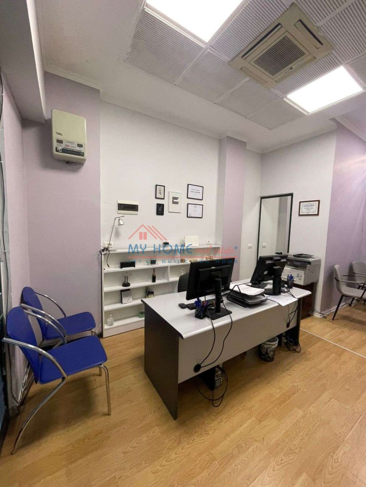 Tirane, jepet me qera zyre Kati 1, 30 m² 300 € (Ish Ekspozita)