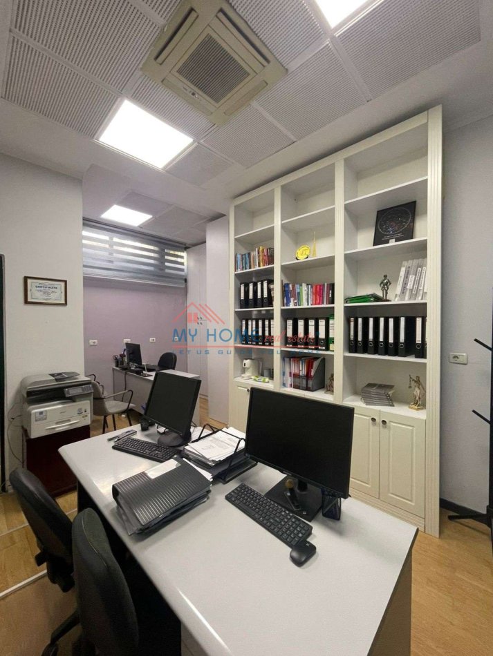Tirane, jepet me qera zyre Kati 1, 30 m² 300 € (Ish Ekspozita)
